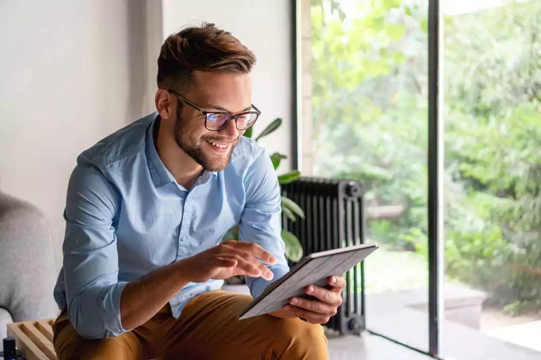 Schüler der NELA Online Sprachschule, der am Tablet eine Sprache lernt