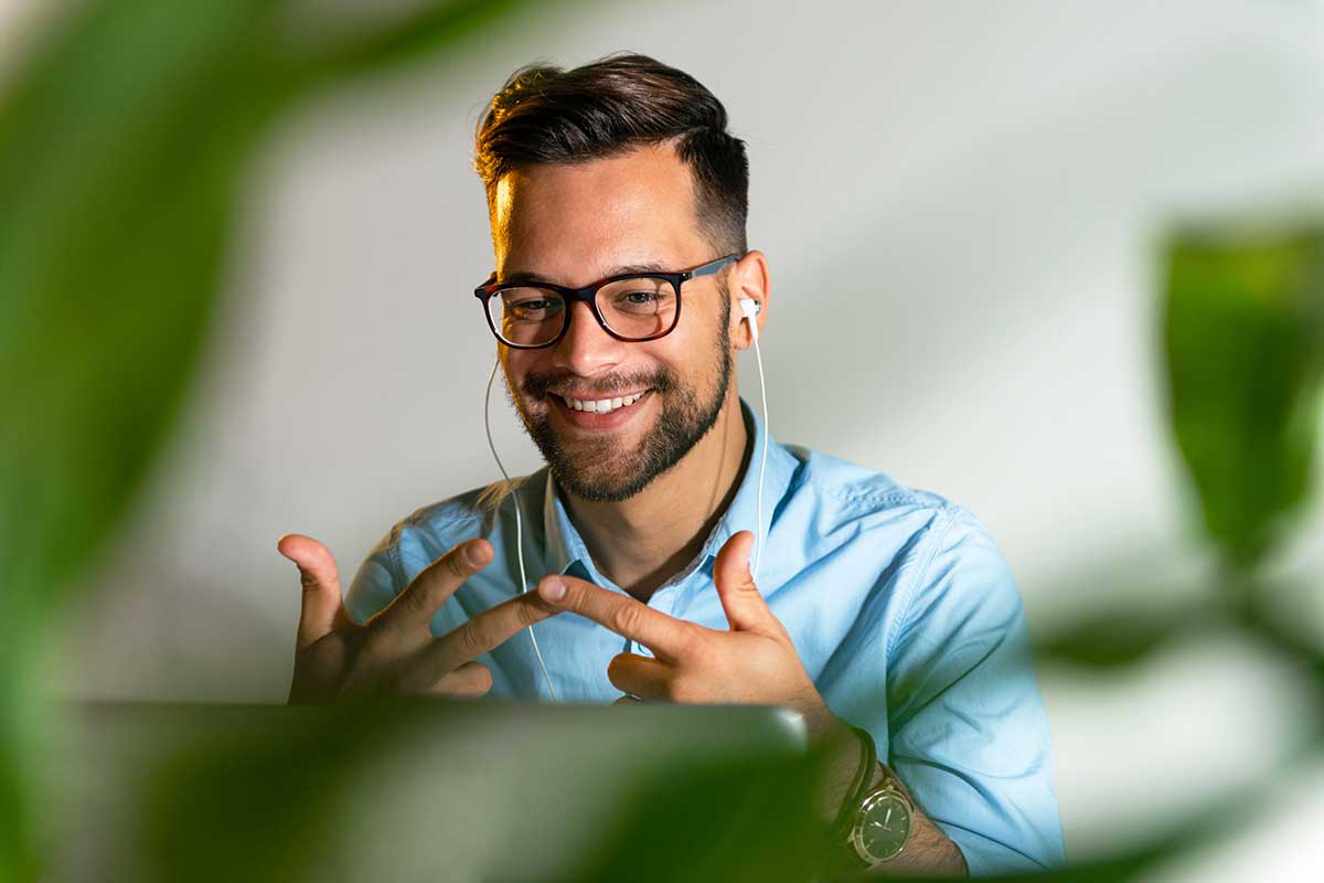 Mann macht am Laptop den kostenlosen NELA Online Audio Sprachtest Mann macht am Laptop den kostenlosen NELA Online Audio Sprachtest