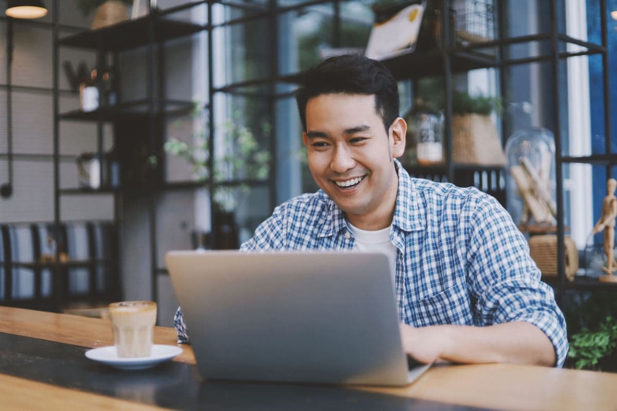 Schüler lernt im Business Englisch Sprachkurs online Geschäftsgespräche selbstbewusst auf Englisch zu führen Schüler lernt im Business Englisch Sprachkurs online Geschäftsgespräche selbstbewusst auf Englisch zu führen