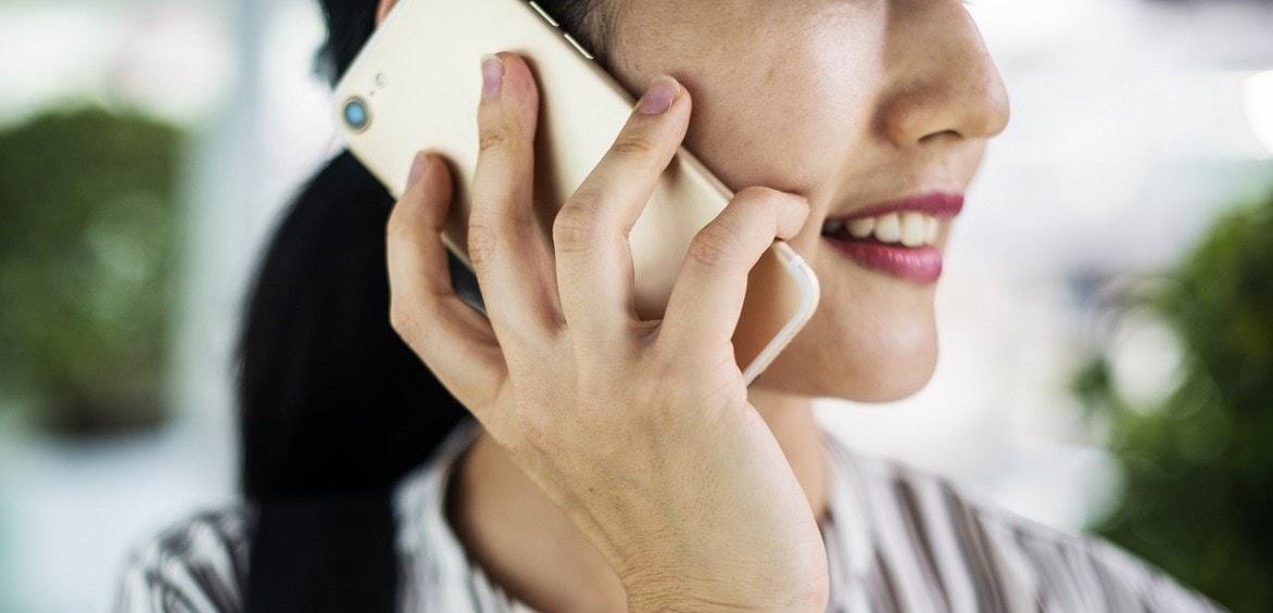 Sprachschülerin wendet Gelerntes aus dem Business Englischkurs im Telefonat mit Geschäftspartner an Sprachschülerin wendet Gelerntes aus dem Business Englischkurs im Telefonat mit Geschäftspartner an