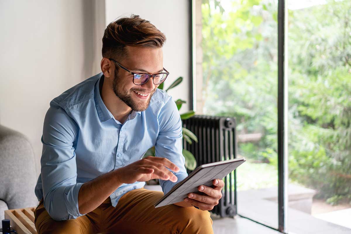 Mann stellt sein Sprachniveau nach international anerkanntem Standard mit NELA am Tablet fest Mann stellt sein Sprachniveau nach international anerkanntem Standard mit NELA am Tablet fest