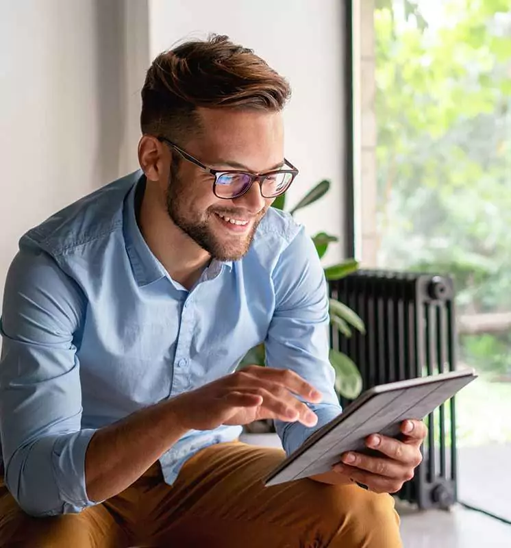 Schüler der NELA Online Sprachschule, der am Tablet eine Sprache lernt