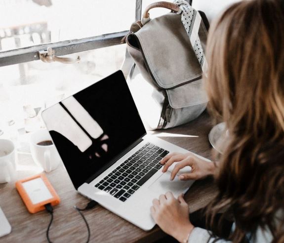 Frau am Laptop bei der online Vorbereitung für ihr Sprachzertifikat Frau am Laptop bei der TOEFL Testvorbereitung mit NELA