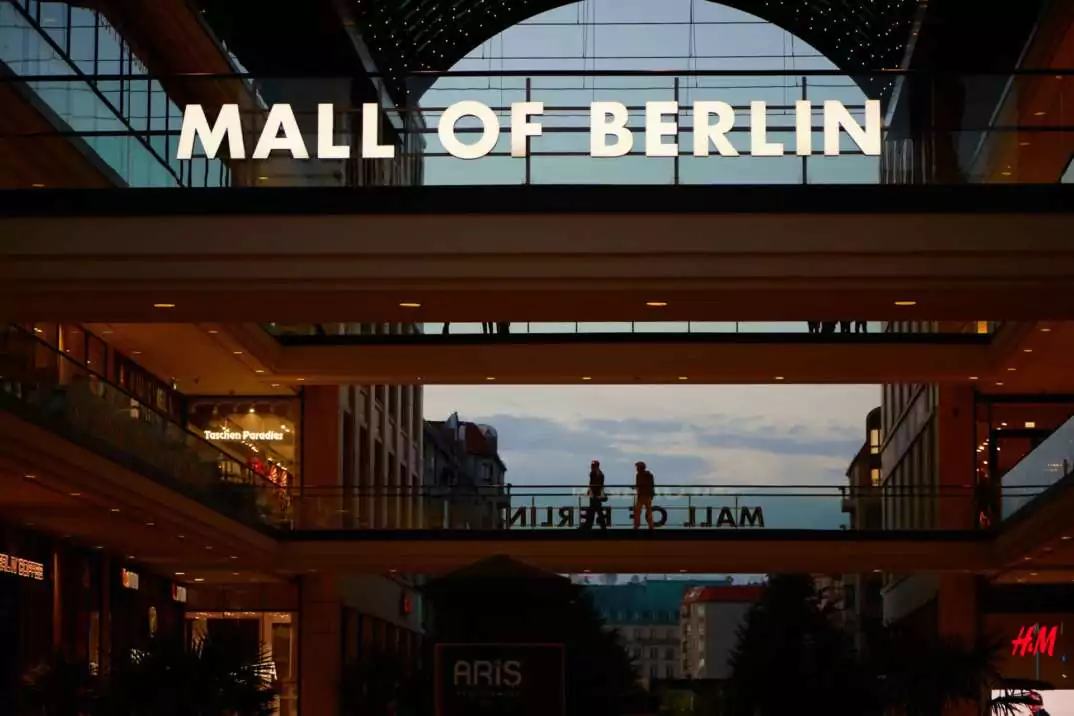 German language teacher teaches where to shop in Berlin